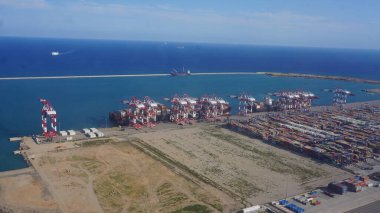 Barselona, Katalonya, İspanya, Ağustos, 3, 2021: Barselona limanı bir uçaktan görüldü