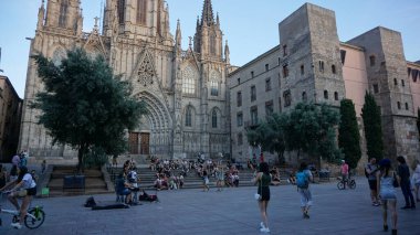 Barselona, Katalonya, İspanya, Ağustos, 3, 2021: Barselona Katedrali 'nin manzarası bir Ağustos gün batımı