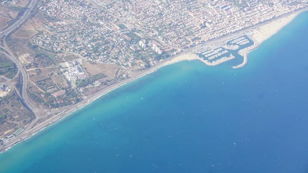 从飞机上俯瞰加泰罗尼亚地中海沿岸的一个港口 — 图库照片