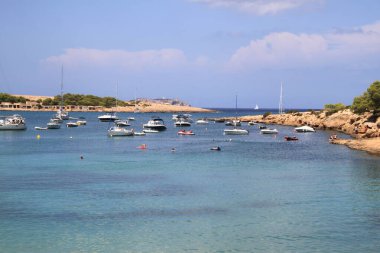 Es Port D 'Es Torrent, Ibiza, Baleares, İspanya, 30 Ağustos 2021: Ibiza' daki Port d 'Es Torrent limanında güneşli bir günde su aktivitelerinin keyfini çıkaran turistler