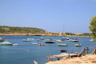 Es Port D 'Es Torrent, İbiza, Balear Adaları, İspanya, 30 Ağustos 2021: Ibiza' daki Port d 'Es Torrent limanında güneşli bir yaz günü