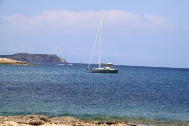 İspanya, Balear Adaları, İbiza 'daki Es Port DEs Torrent' ten Conejera adasındaki Conejera deniz feneri