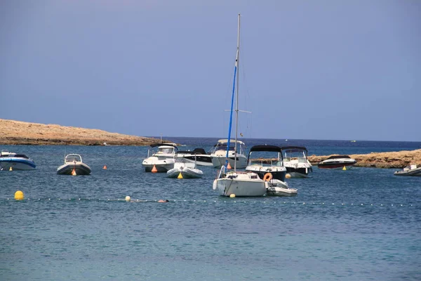 Port Torrent Ibia Balearic Islands スペイン 2021 イビザのPort Torrentで晴れた夏の日の風景 — ストック写真