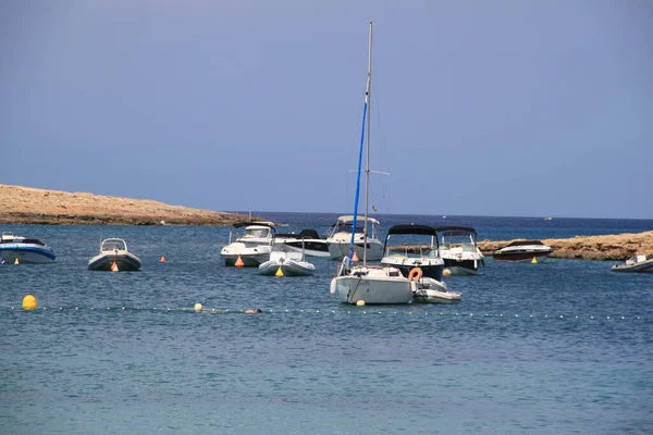 Es Port D 'Es Torrent, İbiza, Balear Adaları, İspanya, 30 Ağustos 2021: Ibiza' daki Port d 'Es Torrent limanında güneşli bir yaz günü