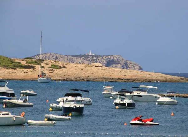 İspanya, Balear Adaları, İbiza 'daki Es Port DEs Torrent' ten Conejera adasındaki Conejera deniz feneri