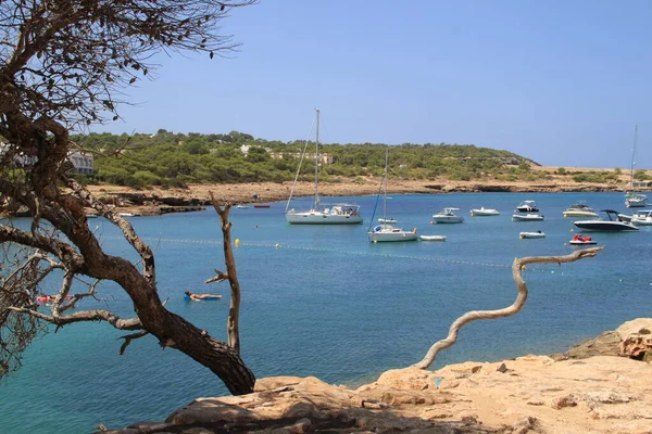Es Port D 'Es Torrent, İbiza, Balear Adaları, İspanya, 30 Ağustos 2021: Ibiza' daki Port d 'Es Torrent limanında güneşli bir yaz günü