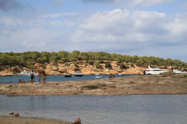 Cala Bassa Plaj Kulübü, İbiza, Balear Adaları, İspanya, 31 Ağustos 2021: Güneşli bir Ağustos gününde İbiza 'nın en turistik yerlerinden biri olan Cala Bassa Plaj Kulübü' nün manzarası.
