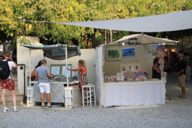 Las Dalias, İbiza, Balearic Adaları, İspanya, 30 Ağustos 2021: İbiza 'daki Las Dalias hippi pazarının manzarası, büyüleyici bir renk, barış, müzik ve rüya vahası.