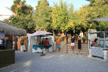 Las Dalias, İbiza, Balearic Adaları, İspanya, 30 Ağustos 2021: İbiza 'daki Las Dalias hippi pazarının manzarası, büyüleyici bir renk, barış, müzik ve rüya vahası.