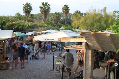 Las Dalias, İbiza, Balearic Adaları, İspanya, 30 Ağustos 2021: İbiza 'daki Las Dalias hippi pazarının manzarası, büyüleyici bir renk, barış, müzik ve rüya vahası.