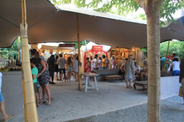 Las Dalias, İbiza, Balearic Adaları, İspanya, 30 Ağustos 2021: İbiza 'daki Las Dalias hippi pazarının manzarası, büyüleyici bir renk, barış, müzik ve rüya vahası.