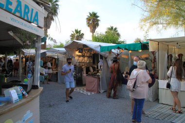 Las Dalias, İbiza, Balearic Adaları, İspanya, 30 Ağustos 2021: İbiza 'daki Las Dalias hippi pazarının manzarası, büyüleyici bir renk, barış, müzik ve rüya vahası.