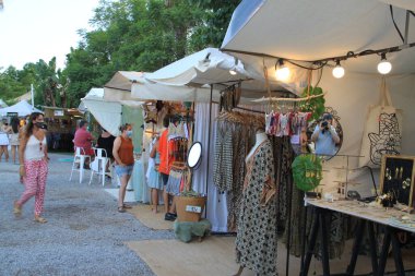 Las Dalias, İbiza, Balearic Adaları, İspanya, 30 Ağustos 2021: İbiza 'daki Las Dalias hippi pazarının manzarası, büyüleyici bir renk, barış, müzik ve rüya vahası.