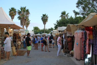 Las Dalias, İbiza, Balearic Adaları, İspanya, 30 Ağustos 2021: İbiza 'daki Las Dalias hippi pazarının manzarası, büyüleyici bir renk, barış, müzik ve rüya vahası.
