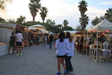 Las Dalias, İbiza, Balearic Adaları, İspanya, 30 Ağustos 2021: İbiza 'daki Las Dalias hippi pazarının manzarası, büyüleyici bir renk, barış, müzik ve rüya vahası.
