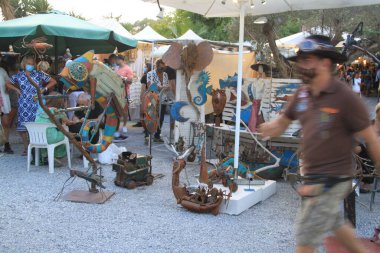 Las Dalias, İbiza, Balearic Adaları, İspanya, 30 Ağustos 2021: İbiza 'daki Las Dalias hippi pazarının manzarası, büyüleyici bir renk, barış, müzik ve rüya vahası.