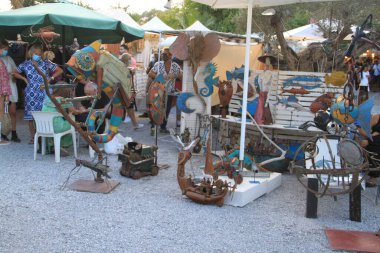 Las Dalias, İbiza, Balearic Adaları, İspanya, 30 Ağustos 2021: İbiza 'daki Las Dalias hippi pazarının manzarası, büyüleyici bir renk, barış, müzik ve rüya vahası.