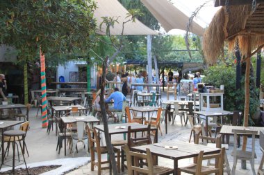 Las Dalias, İbiza, Balearic Adaları, İspanya, 30 Ağustos 2021: İbiza 'daki Las Dalias hippi pazarının manzarası, büyüleyici bir renk, barış, müzik ve rüya vahası.