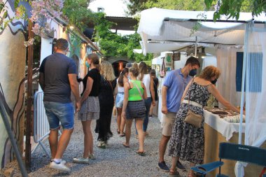 Las Dalias, İbiza, Balearic Adaları, İspanya, 30 Ağustos 2021: İbiza 'daki Las Dalias hippi pazarının manzarası, büyüleyici bir renk, barış, müzik ve rüya vahası.