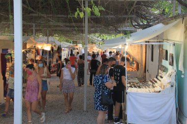 Las Dalias, İbiza, Balearic Adaları, İspanya, 30 Ağustos 2021: İbiza 'daki Las Dalias hippi pazarının manzarası, büyüleyici bir renk, barış, müzik ve rüya vahası.