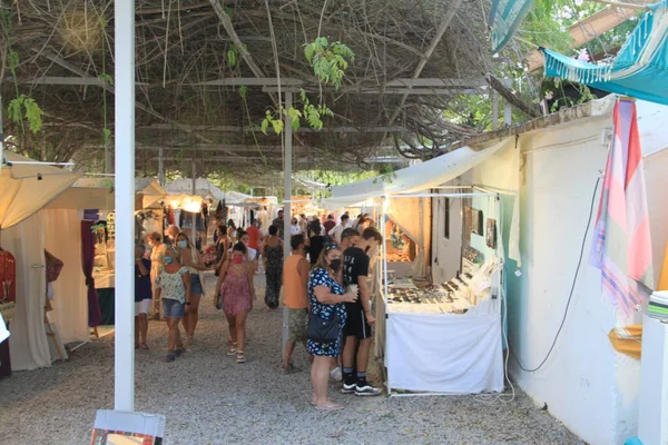 Las Dalias, İbiza, Balearic Adaları, İspanya, 30 Ağustos 2021: İbiza 'daki Las Dalias hippi pazarının manzarası, büyüleyici bir renk, barış, müzik ve rüya vahası.