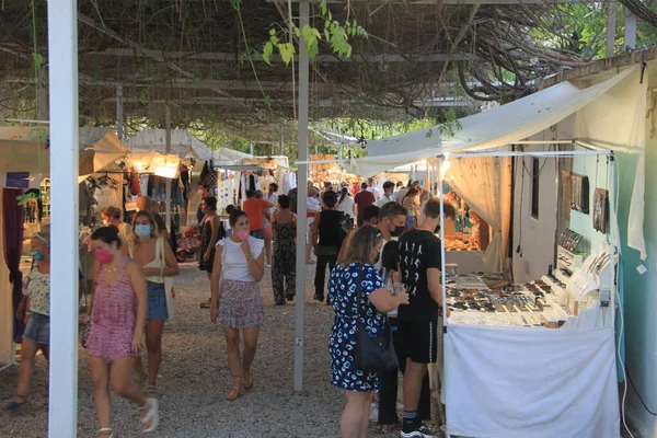 Las Dalias, İbiza, Balearic Adaları, İspanya, 30 Ağustos 2021: İbiza 'daki Las Dalias hippi pazarının manzarası, büyüleyici bir renk, barış, müzik ve rüya vahası.