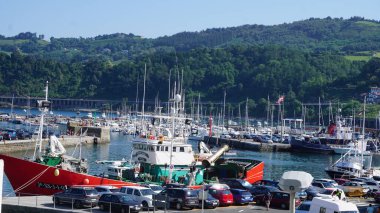 Getaria, Gipuzkoa, Bask Ülkesi, İspanya. 20 Ağustos 2021, Bask Bölgesi 'ndeki Getaria balıkçılık ve spor limanında tekne ve tekne manzarası..