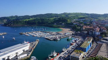 Getaria, Gipuzkoa, Bask Ülkesi, İspanya. 20 Ağustos 2021, Bask Bölgesi 'ndeki Getaria balıkçılık ve spor limanında tekne ve tekne manzarası..