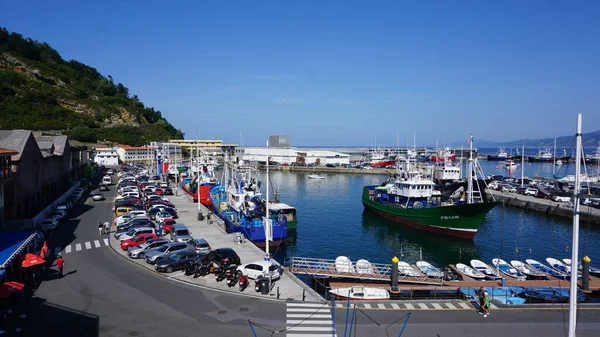 盖塔利亚Gipuzkoa巴斯克国家西班牙2021年8月20日 八月份的一个周日下午 巴斯克地区盖塔利亚渔港和运动港口的船只景观 — 图库照片