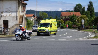 Erandio, Bizkaia, Pais Vasco, İspanya: 1 Ağustos 2021: Getxo Circuit 'in 76.' sı - Otxoa Kardeşler Anıtı Erandio Goikoa 'daki Asua sınır kapısından geçerken 1 Ağustos 2021