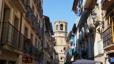 Getaria, Guipzcoa, Pais Vasco, İspanya, 20 Ağustos 2021: Bask Ülkesi 'ndeki Getaria balıkçı köyünün manzarası Ağustos ayında öğleden sonra