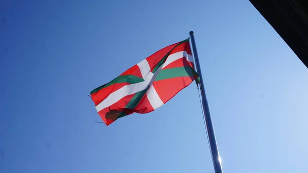 バスク自治州ギプスコア県ラトン ゲタリアの風になびく公式旗 イクリア — ストック写真