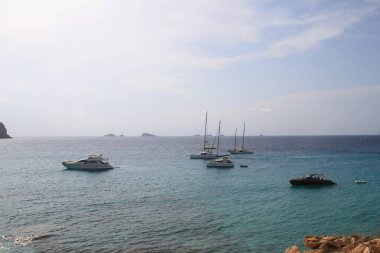 Comte Beach, İbiza, Balearic Adaları, İspanya, 30 Ağustos 2021: İbiza, Balearic Adaları 'ndaki Comte Beach manzarası