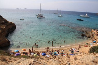 Comte Beach, İbiza, Balearic Adaları, İspanya, 30 Ağustos 2021: İbiza, Balearic Adaları 'ndaki Comte Beach manzarası