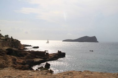 Comte Beach, İbiza, Balearic Adaları, İspanya, 30 Ağustos 2021: İbiza, Balearic Adaları 'ndaki Comte Beach manzarası