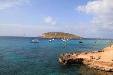 Comte Beach, İbiza, Balearic Adaları, İspanya, 30 Ağustos 2021: İbiza, Balearic Adaları 'ndaki Comte Beach manzarası