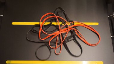 Vücut geliştirme için kırmızı ve siyah elastik bantlar