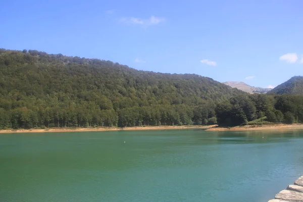 スペインのバスク地方ギプスコアのシエラ アララルで夏の終わりに晴れた日にラレオ貯水池の風景 自然景観 — ストック写真