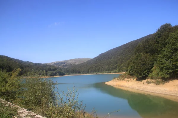 Paisagem Reservatório Lareo Dia Ensolarado Final Verão Serra Aralar Gipuzkoa — Fotografia de Stock