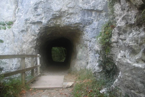 Túnel Excavado Roca Para Crear Una Ruta Senderismo Trekking Sierra — Foto de Stock