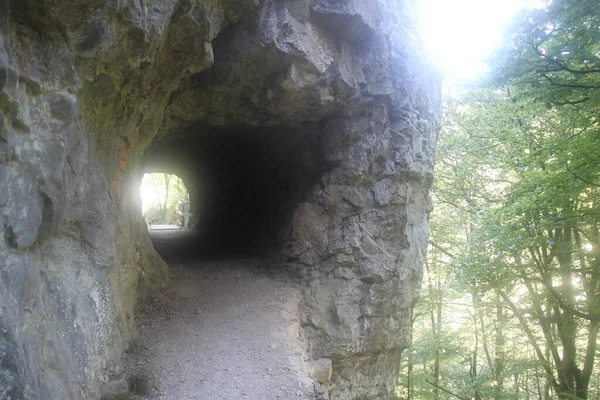 トンネルは スペインのバスク地方のシエラ アラル Sierra Aralar でハイキングとトレッキングルートを作成するために岩に掘られました 自然の空間 スポーツ 健康的なライフスタイル — ストック写真