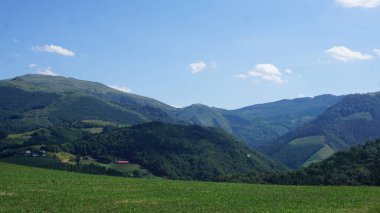İspanya 'nın Bask Bölgesi' nde Guipuzkoa 'daki Sierra de Aralar' da kırsal ve dağ manzarası. Doğal alanlar Sürdürülebilir Turizm.