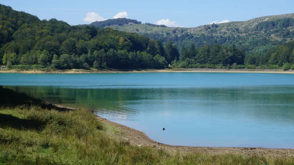 スペインのバスク地方のギプスコアのシエラ アララルで晴れた日にラレオ貯水池の青い水の風景 自然の空間 — ストック写真