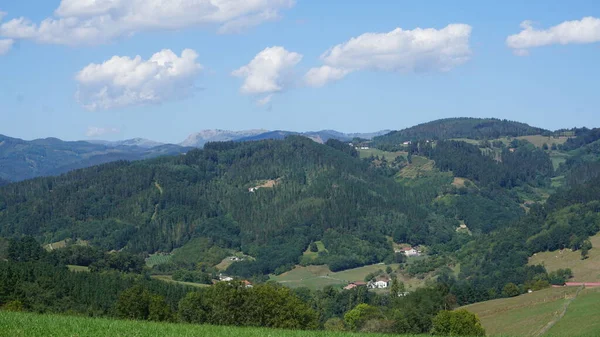 スペインのバスク地方のギプスコアのシエラ アラルの農村と山の風景 自然空間 持続可能な観光 — ストック写真