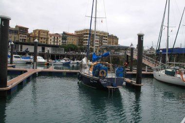Donosti San Sebastian, Guipuzcoa, Pais Vasco, İspanya, 18 Eylül 2021: Donosti San Sebastian limanındaki tekne manzarası.