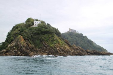 Santa Clara adasındaki deniz feneri Donostia San Sebastian körfezi, Pais Vasco, İspanya
