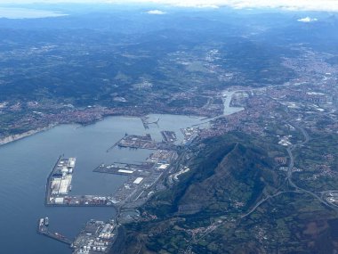 Santurce 'deki Bilbao Limanı' nın açık bir günündeki bir uçaktan görüntü