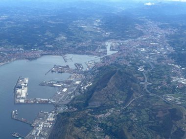 Santurce 'deki Bilbao Limanı' nın açık bir günündeki bir uçaktan görüntü