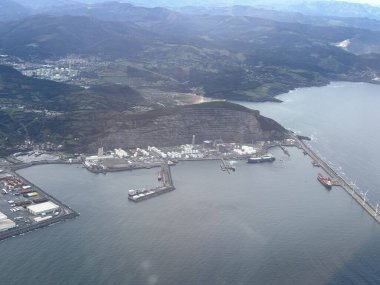 Santurce 'deki Bilbao Limanı' nın açık bir günündeki bir uçaktan görüntü