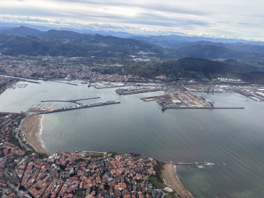 Santurce 'deki Bilbao Limanı' nın açık bir günündeki bir uçaktan görüntü